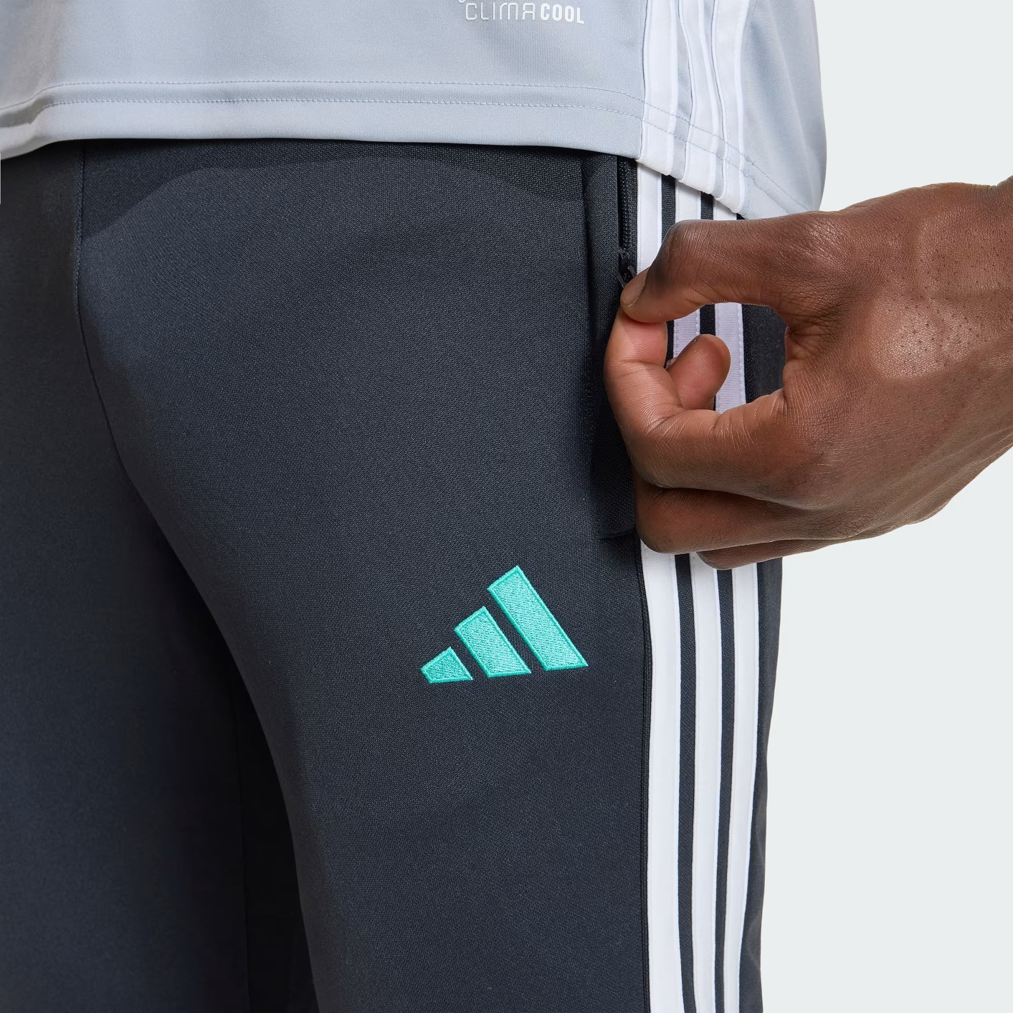 Pantalón Adidas de Entrenamiento Tiro 26 Essentials